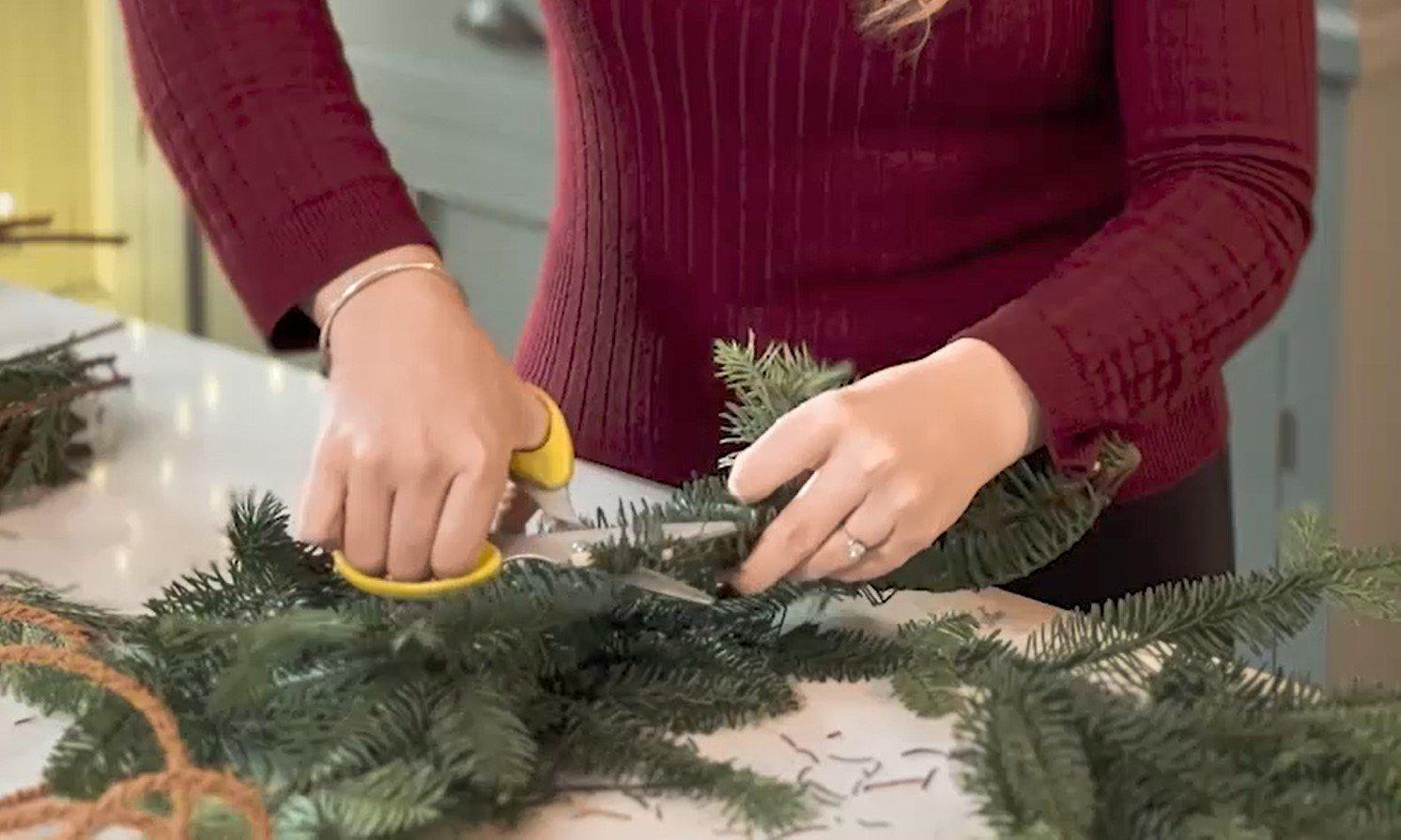 How to Make a Christmas Garland Step by Step Interflora